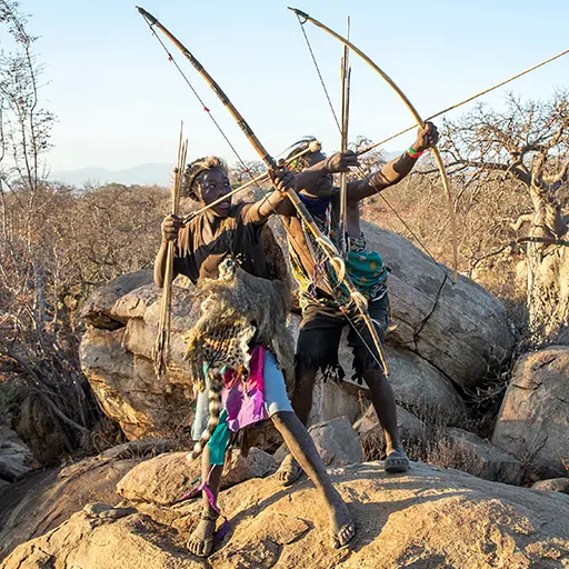 Hadzabe-stamleden die een boog spannen in Tanzania