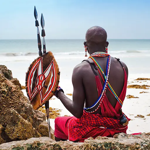 Maasai-krijger op een Keniaans strand