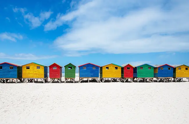 Kleurrijke strandhuizen in Kaapstad